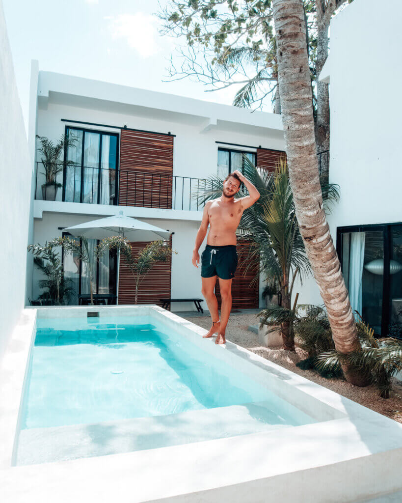 Weltreiseblog Reisekosten Weltreise Reiseblog Tvmixmax am Pool in Unterkunft in Mexiko Holbox