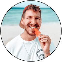 Profilbild von Reiseblogger Max Schön am Strand mit einer Melone
